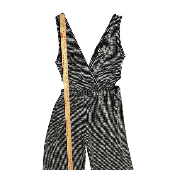 Caution to the Wind Black Cream Sleeveless Jumpsuit V-Neck Size Small Cutout - Picture 8 of 12